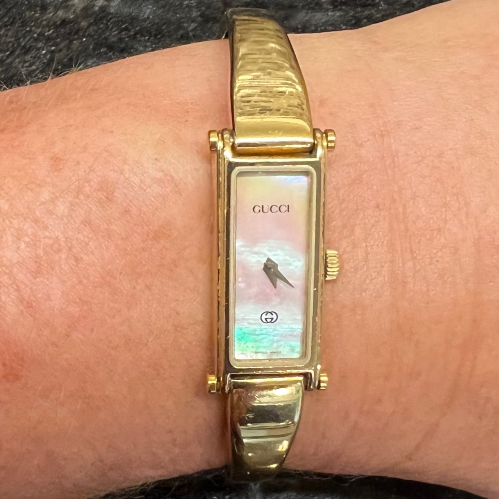 GUCCI 1500 Mother of Pearl Dial Gold Horse Bit Bracelet Watch